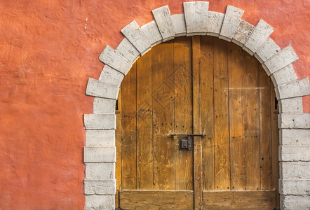 中世纪建筑入口有一把由硬木制成的双门图片
