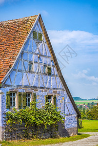 古董屋有德国特建筑半木板和蓝色的石墙有木窗和瓷砖屋顶的户图片