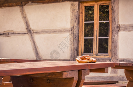 传统的德国糕点木制桌边的两块脆饼底有中世纪的建筑房背景图片
