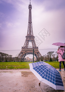 在雨天的埃菲尔塔和伞图片