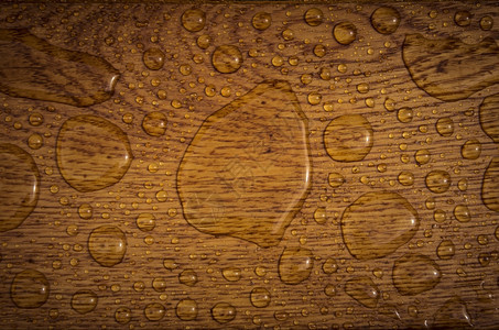 一棵橡木板的质纹理洒满了雨滴背景图片