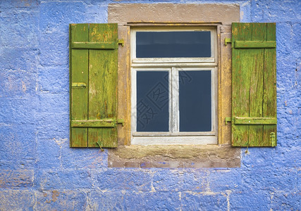 窗户上的建筑细节面有木制百叶窗来自于古董德国人的房子墙壁是蓝色的图片