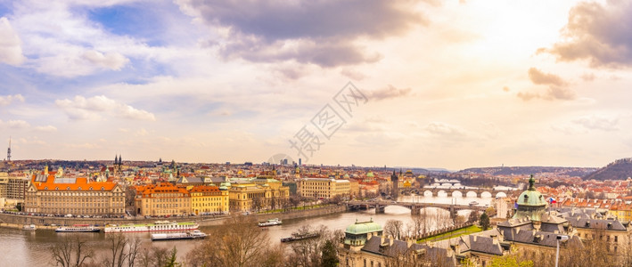 捷克CK小镇czeh首府prague市城景全下午的天空有伏尔塔瓦河桥梁及其所有建筑物背景