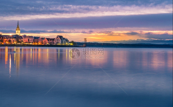 迷人的景色彩多的天空反映在波德西湖的水中当太阳升起时浮上油炸沙芬镇德国图片