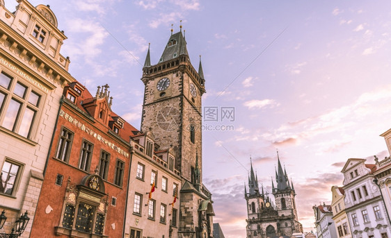 钟塔和我们女士的教堂图像在Tyn之前日出旧城广场普莱格czeh图片