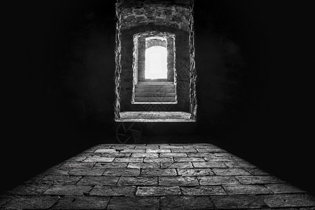 楼梯和地下室入口的黑白图象从里面看到图片