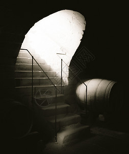 古老的石头楼梯进入古老的地窖光束照下来图片