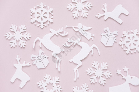 圣诞节背景由白月装饰组成雪花鹿飞行天使和粉红色背景的礼品盒圣诞节壁纸网站社交媒体企业主杂志博客艺术家等的固定结构图片