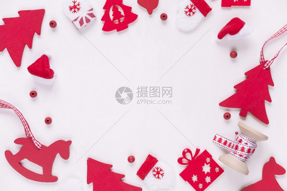 圣诞框架由红节装饰组成玩具摇晃马大树手套圣塔帽白色背景的彩带和礼品盒网站社交媒体企业主杂志博客艺术家等的圣诞墙纸图片