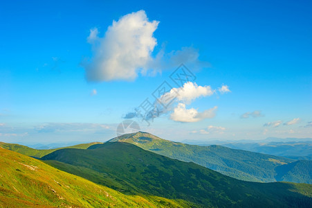 天空有美丽的云山岳图片