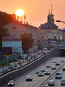 日落时在公路上行驶的汽车图片