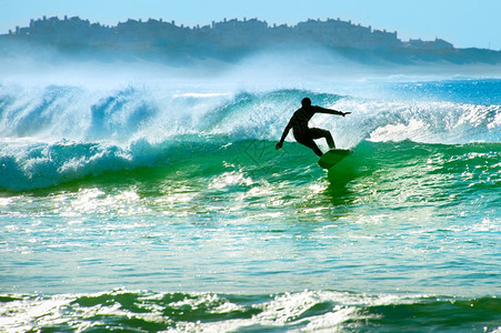 冲浪者在海中挥舞波浪的脚影图片