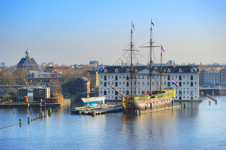 与海洋博物馆在浮地上的Amsterda天线图片