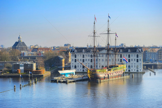 与海洋博物馆在浮地上的Amsterda天线图片