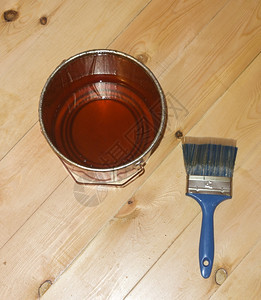 木地板上用锡罐子刷漆图片