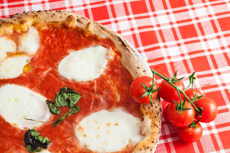 用西利埃基诺番茄煎饼制作的真正意大利比萨饼细节图片