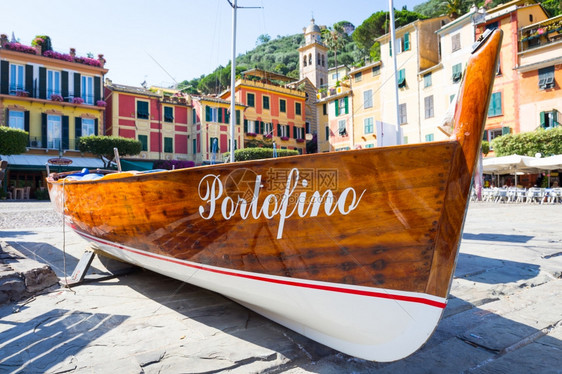 著名的波尔福蒂诺镇名字位于意大利的城在船边标志没有版权图片