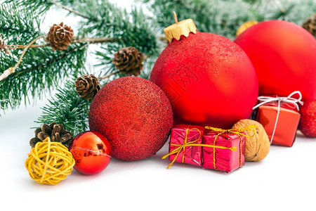 白色背景的圣诞节球和fir树枝图片