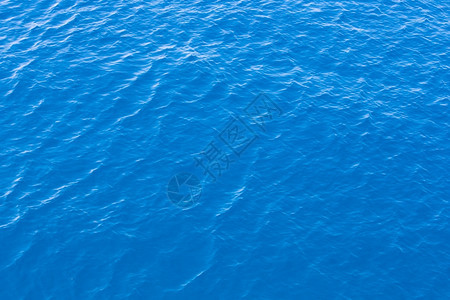 蓝色海面有波浪图片