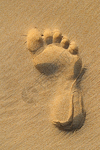 沙滩上人的脚印图片