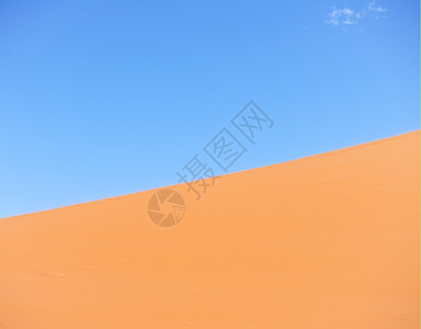 蓝天空沙丘图片