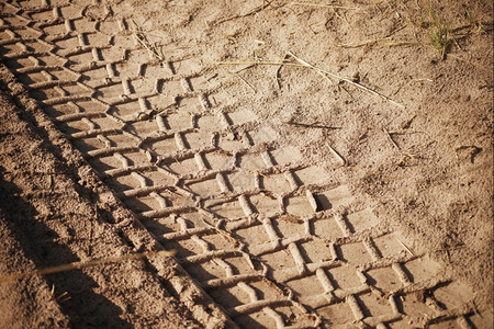 沙子上的轮胎轨迹图片