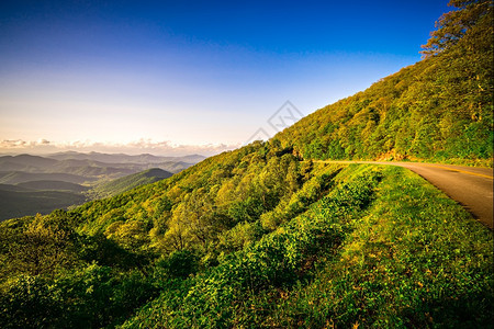 北卡罗莱纳大面积烟雾的山地风景图片