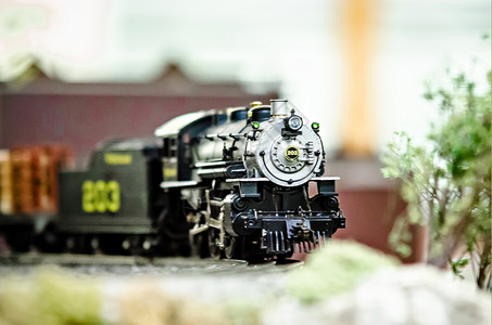 显示中的小型玩具模列火车机图片