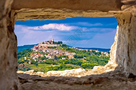 通过石窗croati在Isria的Pcotresqu山上的motvun镇图片