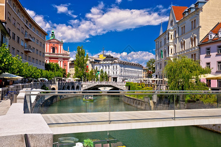 卢布尔雅那市中心位于斯洛维尼亚首府州的绿色河流卢布尔雅尼察图片