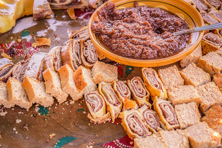 大盘装满各种甜食和美味蛋糕从扎西普地区以干梨粉和一碗果酱为基础图片