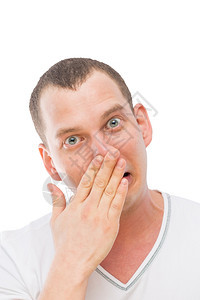 一个年轻人做脸摩擦他的鼻子用手孤立图片