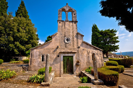 古老的教堂风景石头村布拉奇岛达马提亚croati岛图片