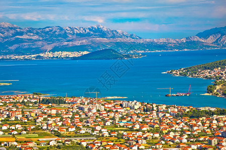Trogi湾cov岛分裂和生物可口山城dalmticroti背景图片