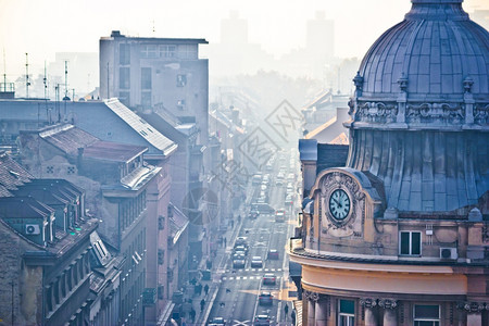 清晨烟幕的萨格勒布大街与古老的电击空中战役克罗提亚的首都图片