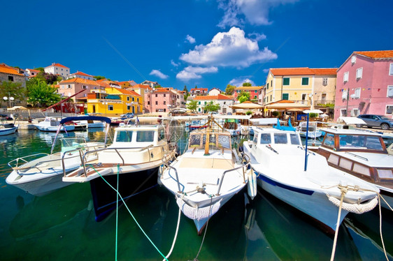Croati的多彩地中海村庄Dugiotk岛的Sali图片