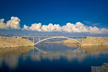 帕格桥岛和韦尔比特山风景croati图片