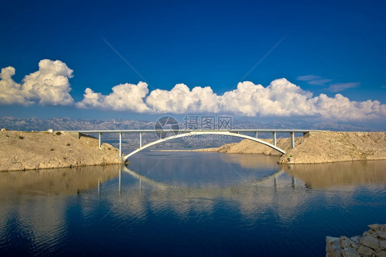 帕格桥岛和韦尔比特山风景croati图片