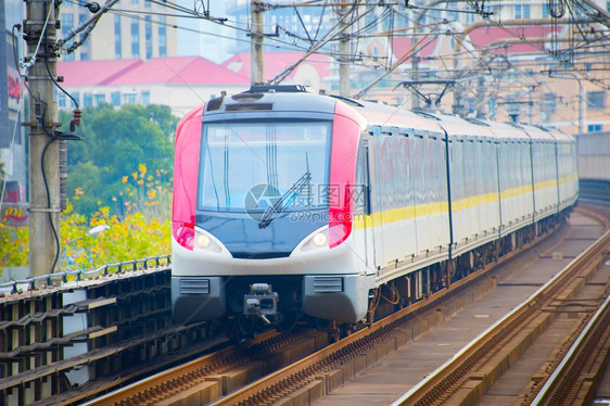 白天在铁路上乘海地铁图片