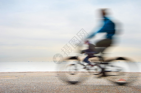 海面前的堤上一群骑自行车的兵图片