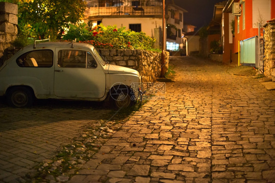 在奥赫里德马塞多尼亚的老城街上一辆旧车图片