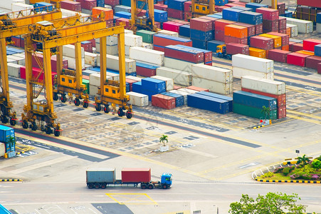 在新加坡工业港装载集装箱的长卡车图片