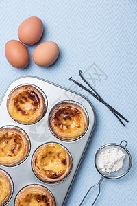面食典型的葡萄牙鸡蛋馅饼从里斯本到固定的桌上里斯本顶视图有复制空间图片