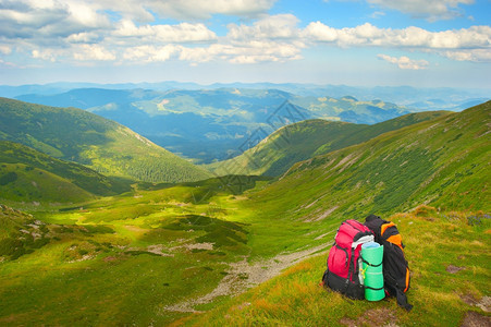 高山顶的旅游客背包图片