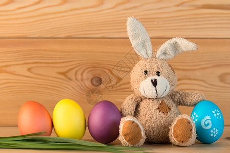 玩具兔子和复活节鸡蛋图片