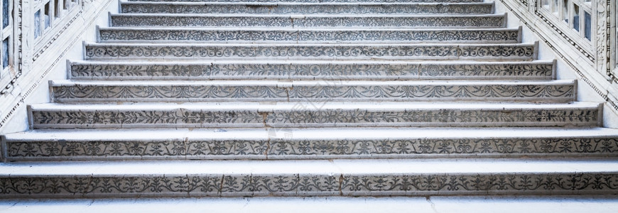 冰冻意大利详细描述帕拉佐杜达尔楼梯的图片