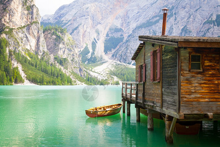 这个惊人的湖位于多洛米蒂山脉的中心与世隔绝的界遗产图片