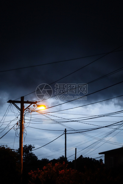 夜里街灯亮天空背景暴风雨黑暗神秘场景图片