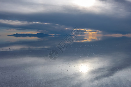 沙拉德乌尤尼盐滩的日落沙漠和高平原的日落玻利维亚沙拉德乌尼漠图片