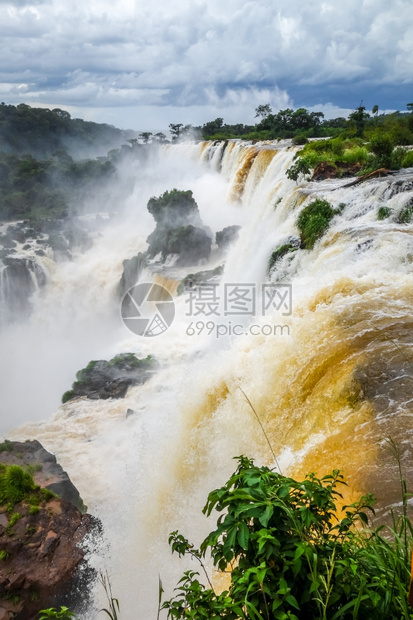 落公园热带瀑布和雨林景观图片